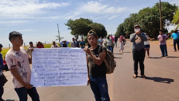 Indígenas cierran ruta y acusan de “coimeros” a funcionarios del Indi - Nacionales - ABC Color