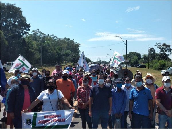 Misiones: Campesinos cierran ruta para exigir juicio político