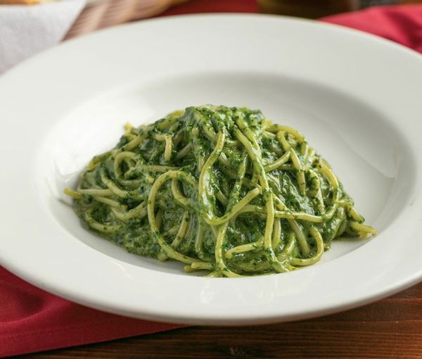 Espaguetis al pesto: una receta clásica que no decepciona
