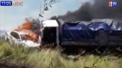 Grababa una quema de pastizales y chocó: 5 vehículos involucrados | Noticias Paraguay