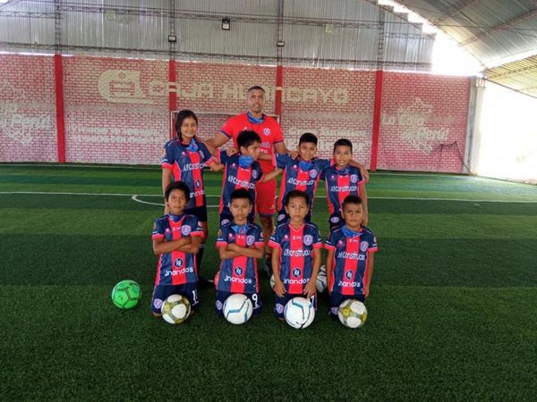 Academia de fútbol con ADN azulgrana en Perú