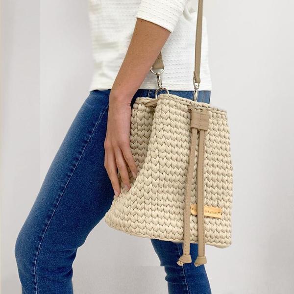 Mujeres de Puku transforman residuos textiles de Rondina en carteras