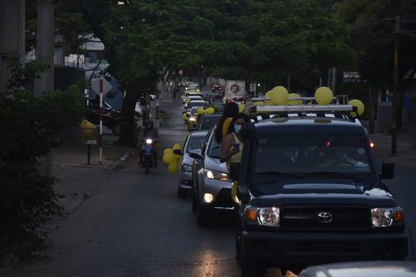 Aulas abiertas: gran adhesión a caravana contra la suspensión de clases presenciales - Nacionales - ABC Color