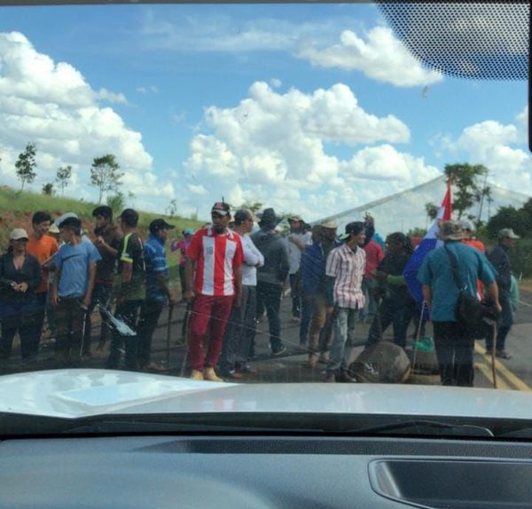 Bloqueo de ruta PY03 por 7 horas genera repudio en Canindeyú - Nacionales - ABC Color