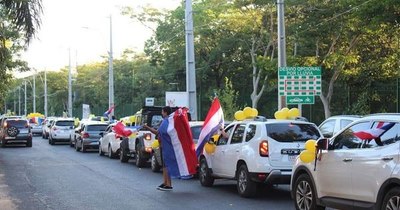 La Nación / #AulasAbiertas: padres repudian suspensión de clases presenciales con caravana y globos amarillos