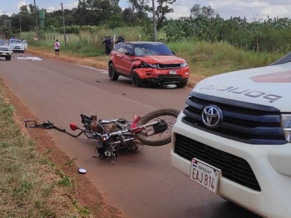 Choque entre una motocicleta y una camioneta deja dos fallecidos