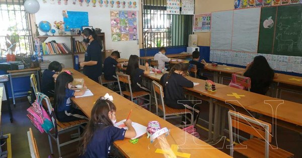 La Nación / Uruguay suspende obligación de ir a clase por escalada de casos de COVID-19