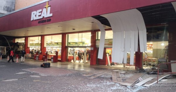 La Nación / Hicieron explotar 2 cajeros en un súper