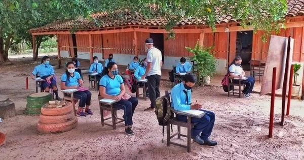 La Nación / Cien alumnos dan clases presenciales bajo árboles
