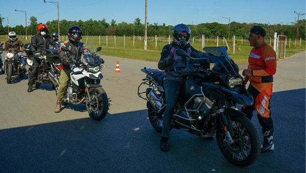 Reconocido motociclista argentino brindó su experiencia de manejo en Paraguay de la mano de BMW Motorrad