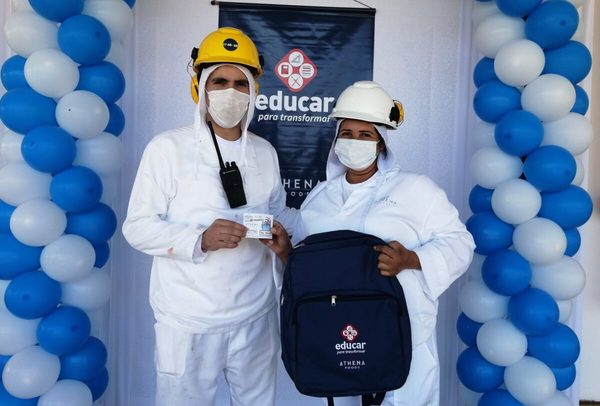 Athena Foods entregó 1.700 kits escolares en el marco del retorno a clases