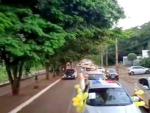 Con caravana, padres de Ciudad del Este rechazan suspensión de clases presenciales - La Clave