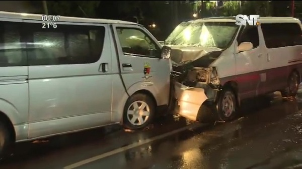 Avda Mariscal López: Choque frontal entre camionetas - SNT