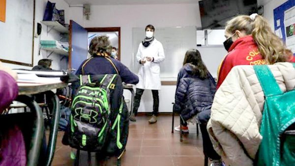Uruguay suspendió la obligatoriedad de asistir a las escuelas ante el aumento de casos de COVID-19 | Ñanduti