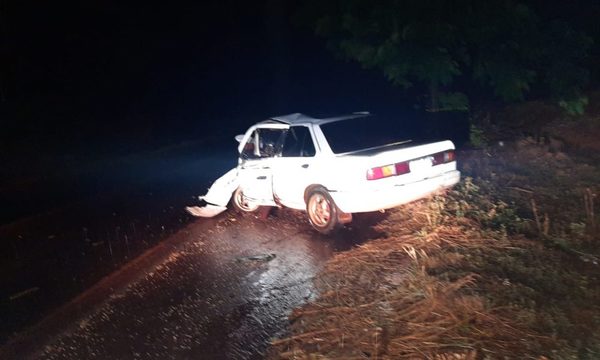 Conductor perdió el control e impactó contra árbol