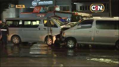 Choque frontal entre vehículos sobre la Avenida Mariscal López - C9N