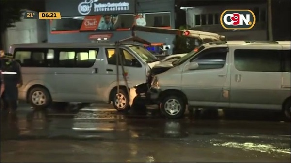 Choque frontal entre vehículos sobre la Avenida Mariscal López - C9N