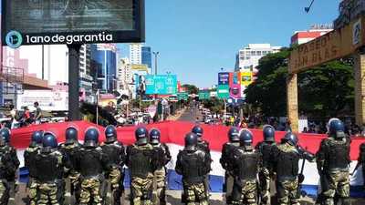Manifestantes piden renuncia del presidente y vicepresidente en CDE - La Clave