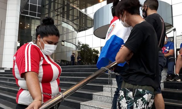 Jóvenes se encadenan frente al Congreso Nacional y exigen juicio político a cabezas del Poder Ejecutivo