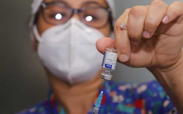 Vacunas contra el coronavirus llegarán al país este viernes a la tarde, confirma OPS
