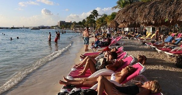 Decenas de estudiantes argentinos se contagiaron de Covid-19 tras viajar de vacaciones a Cancún - SNT