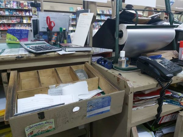 Otra vez malvivientes ingresaron a hurtar librería Servilibro de la plaza Uruguaya - Nacionales - ABC Color