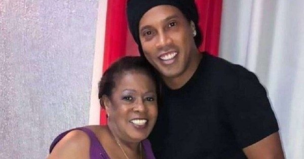 “Bebe desde la mañana vodka, whisky, gin”: Preocupación en Brasil por excesos de Ronaldinho tras muerte de su madre - C9N