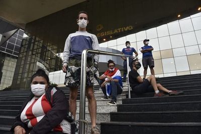 Se encadenan frente al Congreso para exigir la salida de Mario Abdo - Nacionales - ABC Color