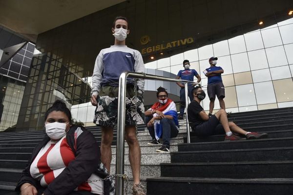 Se encadenan frente al Congreso para exigir la salida de Mario Abdo - Nacionales - ABC Color
