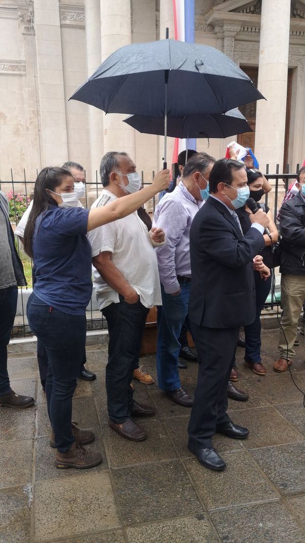 Critican a legisladores con “atajaparaguas” - Nacionales - ABC Color