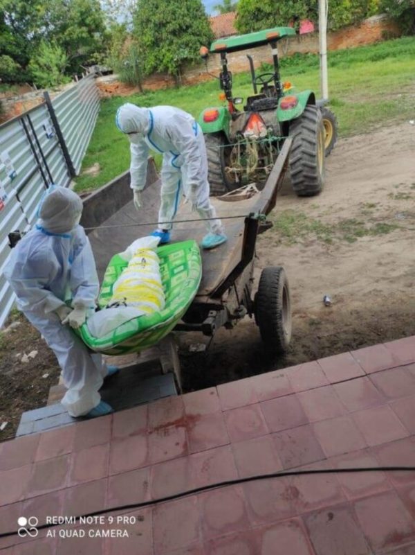 Enterraron a fallecido por COVID con un tractor a falta de funerarias en Puerto Casado | Ñanduti