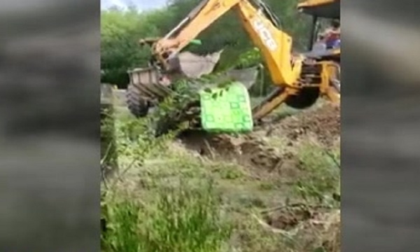 IMÁGENES SENSIBLES: Entierran en fosa común a un fallecido por COVID-19 en Puerto Casado - SNT