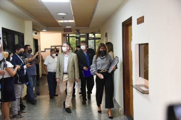 Oposición presenta libelo acusatorio contra Mario Abdo y Hugo Velázquez