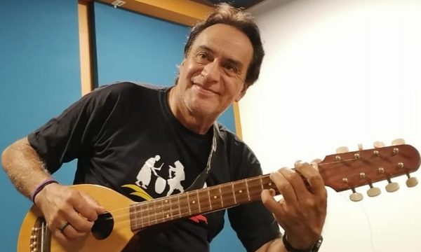 Escritor Mario Casartelli ligó Covid y se recupera en su casa