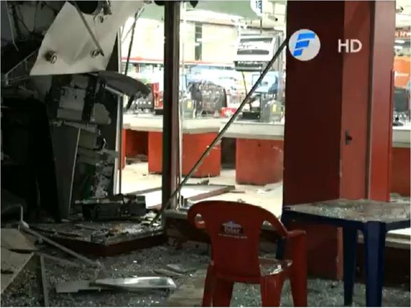 Video muestra cómo delincuentes explotaron dos cajeros automáticos