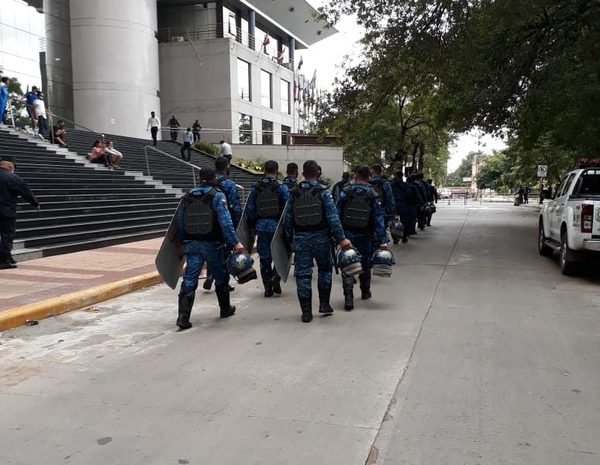 Antimotines prestos frente al Congreso ante eventuales incidentes