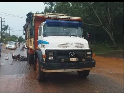 Una motociclista muere al chocar contra un camión en Curuguaty