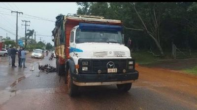 Una motociclista muere al chocar contra un camión en Curuguaty