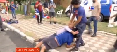 Supuesto dirigente liberal agrede a periodista durante manifestación | Noticias Paraguay