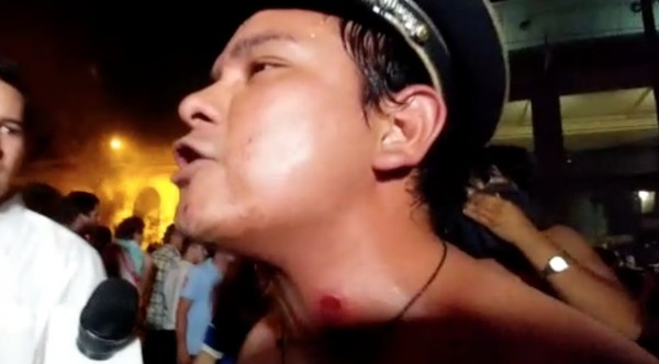 (Videos) Brutal agresión a periodista y provocación a la  policía, “de parte” de agitador