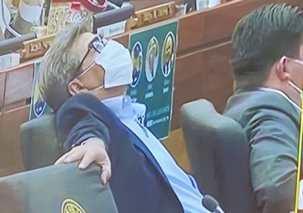 Diputados colorados se duermen en medio de debate sobre juicio político al presidente