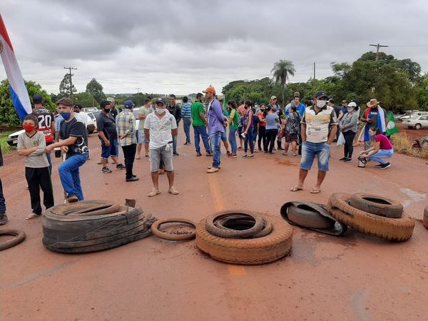 Alto Paraná: repudian gestiones del gobierno con cierre de ruta - ABC en el Este - ABC Color