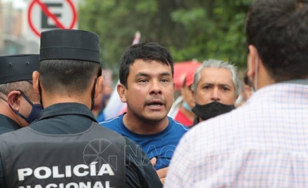 Diario HOY | Iracundo dirigente liberal agrede a periodista: ya había sido imputado tras quema del Congreso