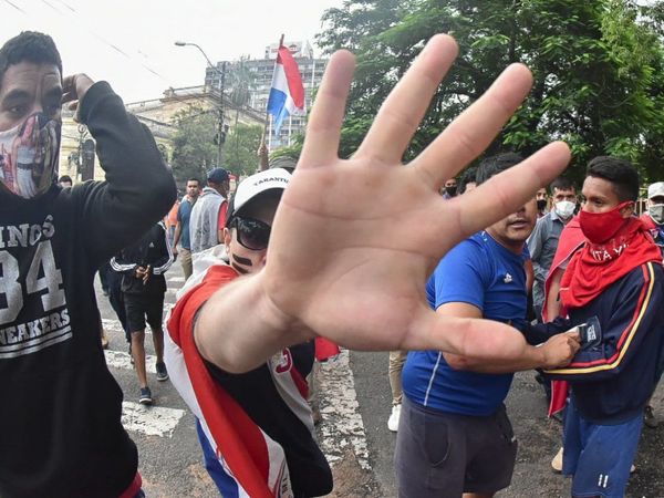 Turba agrede a trabajadores de prensa en protesta contra Gobierno