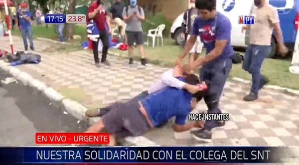 Turba golpea a periodista durante manifestación