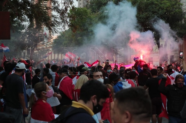 Tenso ambiente fuera del Congreso: manifestantes queman basura y detonan fuegos de artificio - ADN Digital