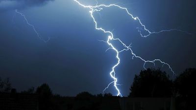 ¡Terrible! Cayó un rayo sobre una antena en Lambaré y quemó los electrodomésticos en diez casas