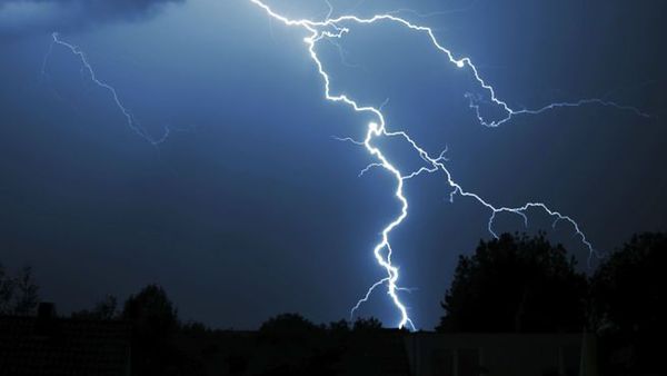 ¡Terrible! Cayó un rayo sobre una antena en Lambaré y quemó los electrodomésticos en diez casas