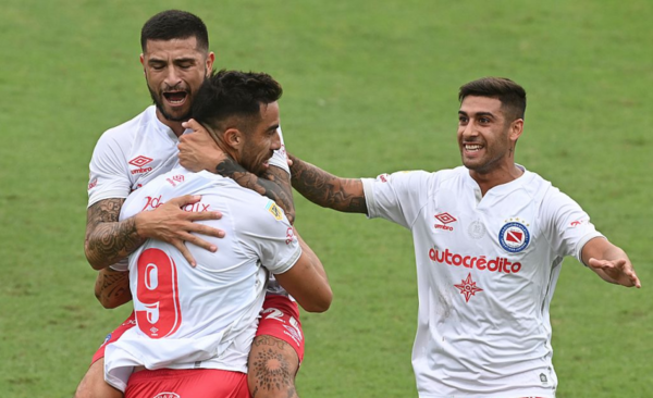 Diario HOY | Avanzan en la Copa Argentina con un gol de Gabriel Ávalos