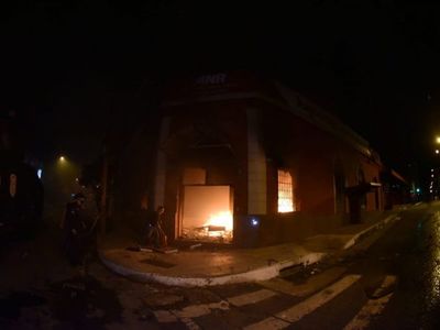 Manifestantes toman local de la ANR, incendian edificio y se registran disparos